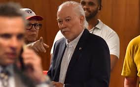 Clima esquenta: presidente do São Paulo, Harry Massis, reage a torcedores após vitória