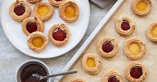 Ochsenaugen Schnelles Geback Mit Marzipan Und Konfiture Die Besten Backrezepte Mit Gelinggarantie Rezept Platzchen Mit Marmelade Gefullt Backrezepte Backen