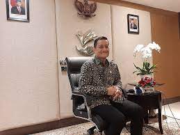 Juliari yang mengenakan jaket dan topi hitam tak mengeluarkan pernyataan saat dibawa masuk markas antirasuah. Mensos Juliari Batubara Rayakan Perbedaan Dalam Natal