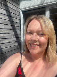 The left is when I did the Amazing Race and the right was a selfie I took  yesterday. I look really different...let me tell you why. 1. Lighting. The  lighting for the