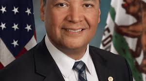 Esposaron a un senador de California en conferencia del Gobierno de Trump