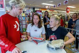 Ga dan naar 'mijn boulevard' en meld je aan. Uren In De Rij Voor Youtuber Kalvijn Foto Destentor Nl
