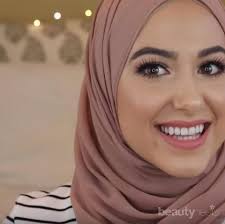 Tampil Memukau dengan Hijab Segi Empat