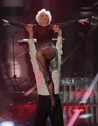 Ecco chi è "la vecchia che balla"