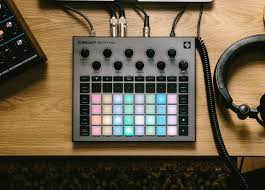 The circuit automatically always spits out beat clock, and will always chase incoming clock — there syncing to live and vice versa worked great. Circuit Rhythm Novation
