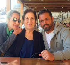 صور الفنانة ورد الخال الممثلة الجميلة ورد الخال هى من أشهر ممثلات لبنان والعالم العربى والتى تتمتع بالجمال اللبنانى الرائع حيث أنها ولدت فى عام 1971 وتحديدا فى يوم الثانى عشر من أبريل فى لبنان ونشأت فى عائلة فنية رائعة وهى أخت الفنان يوسف يوسف الخال ووالدها. ØµÙˆØ± ÙŠÙˆØ³Ù ÙˆÙˆØ±Ø¯ Ø§Ù„Ø®Ø§Ù„ ÙÙŠ ÙŠÙˆÙ… Ø¹Ø§Ø¦Ù„ÙŠ Ø¹Ù„Ù‰ Ø§Ù„Ø¨Ø­Ø± ÙˆÙ†ÙŠÙƒÙˆÙ„ ÙÙŠ Ø§Ù„Ø¨Ø§Ù„ Ù„ÙŠØ§Ù„ÙŠÙ†Ø§