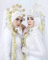 Tea length adalah gaun yang memiliki banyak keliman dan panjangnya di atas mata kaki tidak. 40 Inspirasi Model Baju Pengantin Adat Jawa Terbaru 2020
