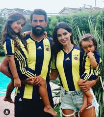 Insignes complets et non coupés. Die Frau Von Volkan Demirel Fenerbahce International Facebook