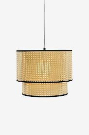 stilren taklampa i rottingimitation med dubbla skarmar och lugn fargskala svart kantband ger ett spannande materialmote svart takko taklampa glodlampa metall