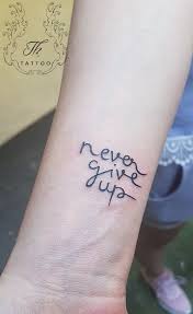 Tatuaj Scris Never Give Up Tattoo Salon Tattoos Tattoo Quotes