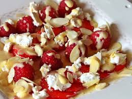 Recette De Dessert Aux Fraises Et Framboises Fraiches Recette En 2020 Dessert Fraise Recettes De Cuisine Recettes Aux Fruits