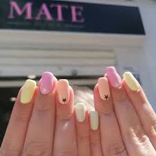 Puedes usar detalles en colores mates , la combinación rosa y gris es perfecta , con grandes lunares. Unas Acrilicas Decoradas Y Sencillas 2022 Paso A Paso Tendenzias Com