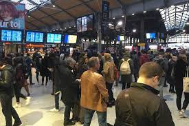 Alors que la sncf fait circuler depuis le début de l'année un tgv sur trois en moyenne, la cadence des tgv est réduite à nouveau en raison de la chute de fréquentation des voyageurs depuis que 19 départements français étaient placés sous confinement (les réservations en avril sont en baisse de 65. Droit De Retrait A La Sncf Quelles Perturbations Sur Le Trafic Rer Et Transilien A Paris Actu Paris