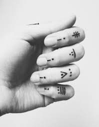 Tatouage Main Sur Les Doigts Un Tatouage Sur La Main Cederez Vous A La Tendance Elle