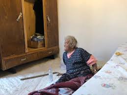 Nënë Elefteria, 79-vjeçarja e braktisur nga kujdestari dhe institucionet -  Citizens Channel