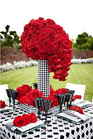 El color rojo no tiene por qué saturar los espacios, siempre que lo sepamos controlar y combinar con otros colores como el blanco. Decoracion Para Bodas De Color Rojo