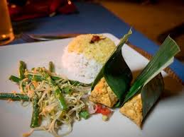 Tum umumnya adalah sumber protein yang dibungkus daun pisang kemudian di kukus. Bali Food Guide Traditional Balinese Food Best Bali Restaurants