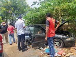 Begitu aku buka pintunya aku agak ngelongo sedikit. Warga Emas Oku Tinggal Dalam Proton Wira Dihantar Ke Rumah Kebajikan Motoqar