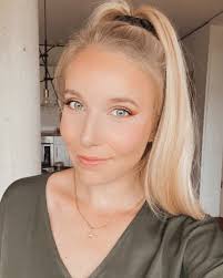 Rebecca Claude's Instagram, Twitter & Facebook