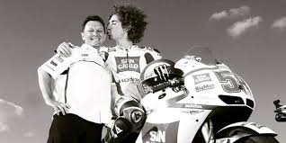 Vor dupasquier waren der spanier luis salom im jahr 2016 und der italiener marco simoncelli 2011 nach. Die Fahrer Nehmen Abschied Reaktionen Zum Tod Von Fausto Gresini