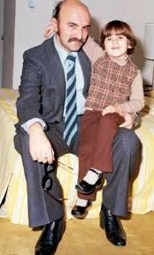 .programında özcan deniz'in eski sevgilisi buse narcı'nın kahverengi olan gözlerini ameliyatla mavi yaptığı söylendi. Nerdeeeen Nereye Son Donemlerin En Populer Ismi Seren Serengil In Hepinizi Sok Edecek Yildan Yila Degisimi Onedio Com