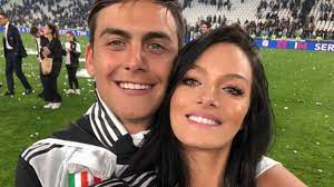 La pareja hizo un challenge que consiste en que un hombre tome de la entrepierna a una mujer y la levante en el aire. Superclasico Familiar Dybala Lo Pelea A Su Suegro Hincha De River Goal Com