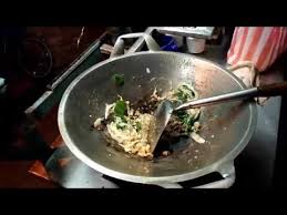 Kedai bakso president terletak di jalan batanghari no. Cara Membuat Kwetiau Goreng Di Pinggir Jalan Kwetiaw Is Delicious Food From China By Indonesian Food