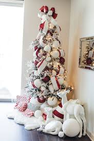 Target/holiday shop/red and white ornaments (1476)‎. 25 Bright Red And White Christmas Decor Ideas Shelterness