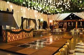 Selección de empresas de decoración para bodas con fotos de carpas y mobiliario para bodas. Decoracion De Boda Con Techo De Flores Sheltering Codigo Nupcial