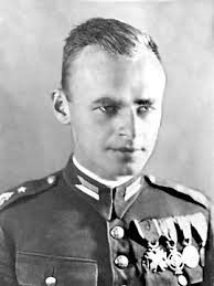 Witold pilecki est un officier de cavalerie, agent de renseignement et chef de la résistance polonais né le à olonets et mort fusillé le 25 mai 1948 à varsovie. Meet The Man Who Sneaked Into Auschwitz Npr