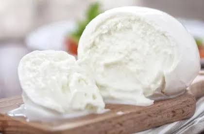 La vecchia guerra della mozzarella torna ad infiammare il Sud: il Guardian riaccende la sfida tra Puglia e Campania