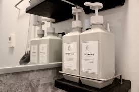 詰め替え用ボトル おしゃれな洗剤 シャンプー モノトーンラベルでシンプルに 海外インテリアに学ぶ シンプル フレンチシックおしゃれインテリアブログ シャンプーボトル ボトル シャンプー