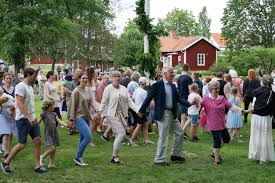 Dancing, feasting, drinking and a seemingly endless supply of sunlight: Sud Schweden Mein Mittsommer Traum Wird Wahr Ausflugsbox De