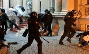 Beogradi në flakë/Opozita kundërshton zgjedhjet, Vuçiç nis  arrestimetBeogradi në flakë/Opozita kundërshton zgjedhjet, Vuçiç nis  arrestimetBeogradi në flakë/Opozita kundërshton zgjedhjet, Vuçiç nis  arrestimetBeogradi në flakë/Opozita kundërshton ...