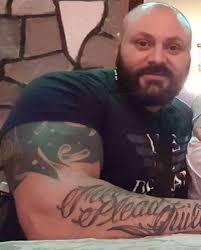 Cel mai musculos interlop din clanul Cămătarilor, făcut K.O. de un "şoarece  de bibliotecă"!