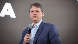 Tarcísio oficializa candidatura com apoio de 95% dos prefeitos de SP