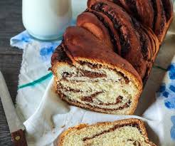 Batem usor albusurile si le turnam peste nuci. Trei ReÈ›ete De Cozonaci PufoÈ™i Ca In Moldova Ii Faci Repede È™i UÈ™or Urmand Aceste Trucuri