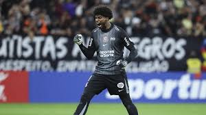 Qual o histórico em disputa de pênaltis do goleiro Hugo Souza pelo Corinthians