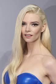 Margot Robbie confirms the rise of the side parting