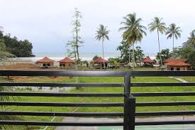 Pastinya pemandangan ini makin lengkap kalau ada gambar pegunungan. Pemandangan Laut Sungai Pantai Sawah Dan Pegunungan Menjadi Satu Dalam Satu Tempat Photo De Anjung Bang Oking Hotel Resort Krui Tripadvisor