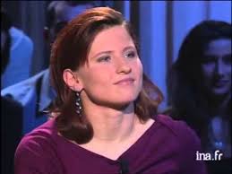 La ministre chargée des sports, roxana maracineanu, a indiqué … Le Jour Ou Roxana Maracineanu A Quitte La Roumanie Avec Sa Famille Et Dormi Dans Une Voiture Pendant Trois Semaines Pureactu Com