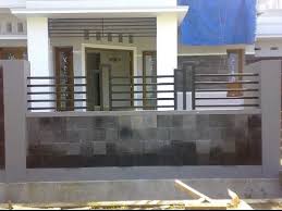 Padankan dengan pintu masuk dari kayu dan tanaman rambat yang cantik. 30 Model Pagar Batu Alam Dengan Kombinasi Besi Dengan Motif Yang Sempurna