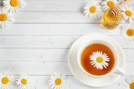 Berwarna khas putih dan kuning, bunga chamomile yang indah adalah tanaman asli asia, eropa, australia, dan amerika utara. Manfaat Teh Chamomile