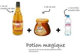 Potion Magique Pour Accelerer La Pousse Des Cheveux Dans Un Verre D Eau Minerale Tiede Pousse Des Cheveux Repousse Cheveux Des Produits De Soins Capillaires