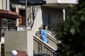 Βρήκε τον ιδιόκτητο σκύλο με την αλυσίδα να έχει χωθεί μέσα στον λαιμό του. Zi Ailgumdg8am