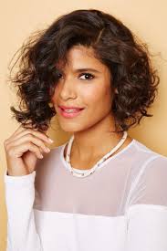 Il ne fait aucun doute que les cheveux courts et bouclés envahissent le monde de la mode. Carre Plongeant Boucle La Coupe A Adopter