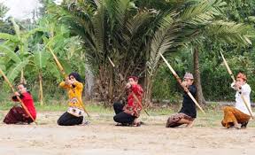 Anak panah tidak bisa berfungsi dengan baik jika panjangnya tidak mencapai panjang busur ketika ditarik ke belakang dengan tarikan yang jika anda ingin menggunakannya untuk memancing, ikatlah seutas tali pada panah anda sehingga setelah anda menembak seekor ikan anda bisa menarik. Mengenal Jemparingan Panahan Tradisional Yang Digemari Di Bangkalan Part 2 Portalmadura Com