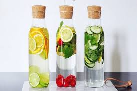 Infused water terbuat dari irisan buah yang direndam di dalam air putih. Mau Bikin Infused Water Yang Simple Cek Artikel Ini