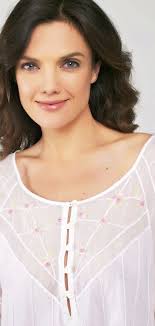 Camicia da notte in cotone Heirloom Rose Trellis senza maniche rosa  ricamata a mano.