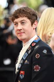 Anne Hathaway and Rebel Wilson to replace Michael Caine and Steve Martin in  Nasty Girls remake of Dirty Rotten Scoundrels with Yeovil actor Alex Sharp 